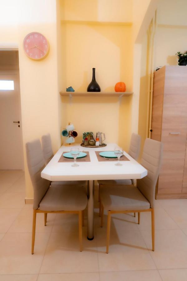 Myrtle, City Center Renovated Apartment Athena Bagian luar foto