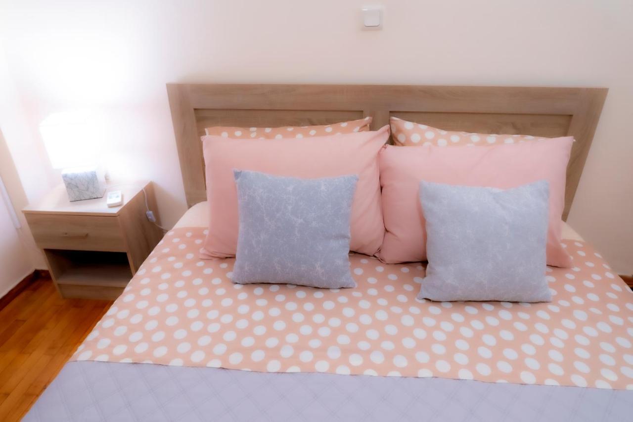 Myrtle, City Center Renovated Apartment Athena Bagian luar foto