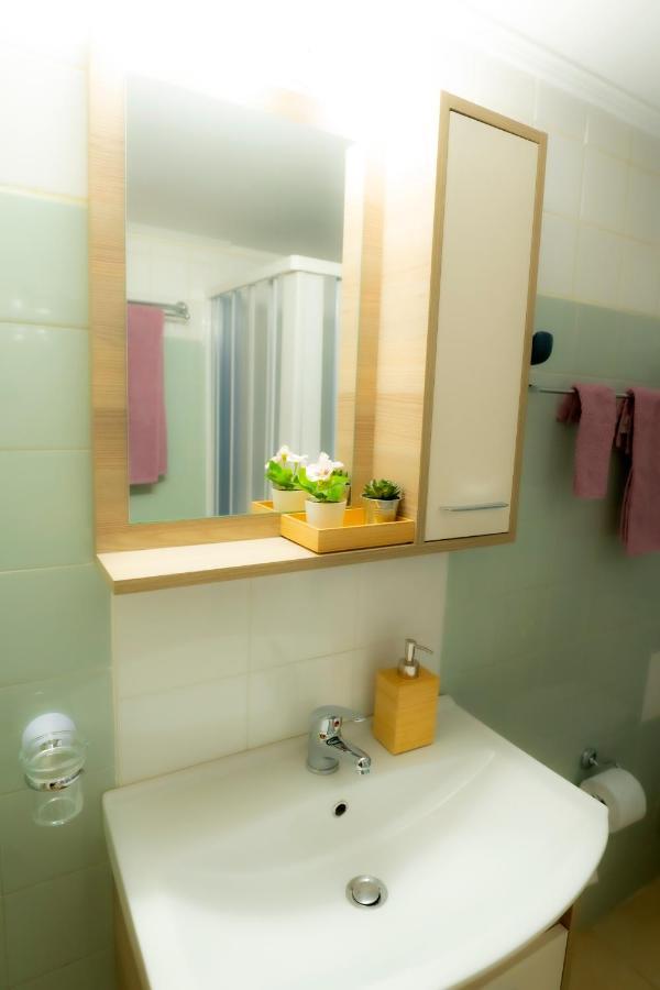 Myrtle, City Center Renovated Apartment Athena Bagian luar foto